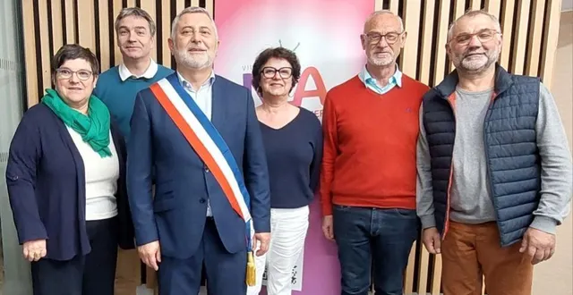 photo  serge bouju entouré de ses adjoints : maryline gaborieau, jérômebaron, nathalie bernard, jean-louis logeais et michel chartie (de gauche à droite).  &copy;  co 