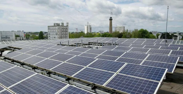 photo  les fournisseurs de panneaux solaires, pompes à chaleur et autres technologies vertes constatent ces derniers temps une hausse des contacts et demandes de devis des particuliers.  &copy;  thierry creux / ouest-france 