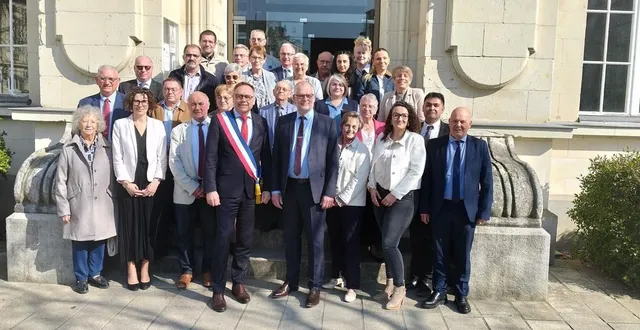 photo  les 29 élus avec le maire, frédéric mortier et de sylvain lefebvre, 1er adjoint.  &copy;  co. 