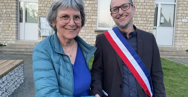 photo  sylvie gaillard, la maire sortante, et sylvain legros, le nouveau maire d’héloup.  &copy;  ouest-france 