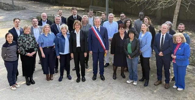 photo  l’équipe municipale autour du maire christophe rouillon.  &copy;  équipe municipale 