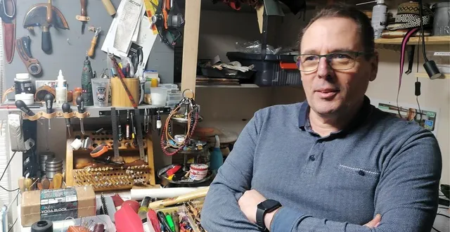 photo  ludovic sère est artisan du cuir et maroquinier à secondigny.  &copy;  co 