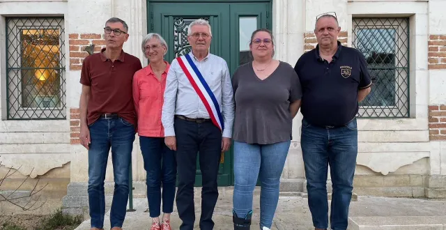 photo  de gauche à droite : jean-paul goubeau, premier adjoint ; isabelle revault, deuxième adjointe ; le maire jackie proust ; aurélie grimaud, troisième adjointe ; stéphane rocheteau, quatrième adjoint.  &copy;  co 