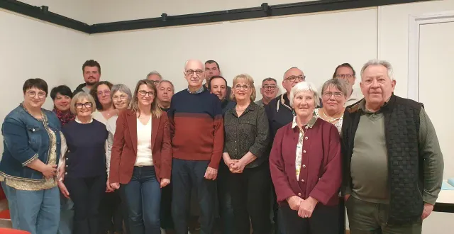 photo  entre jean-paul chaussoneaux, maire (au centre), et ses adjointeset adjoints, le nouveau conseil municipal a fait connaissance.  &copy;  co 