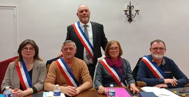photo  le maire et les quatre adjoints du nouveau conseil municipal de gacé.  &copy;  ouest-france 