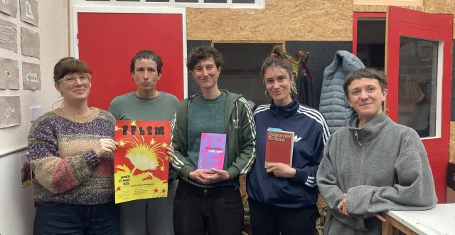photo  le fflem (festivités féministes de littératures et d’éditions militantes) débarque à caen (calvados) avec une journée intense prévue samedi 28 mars 2026. de gauche à droite : lucie barette, aurélie guérinet, pauline maslard, léa desquesnes et noélie plé.  &copy;  ouest-france 