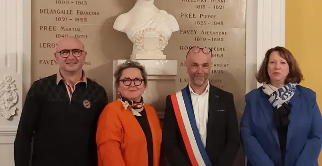 photo  le maire vincent lebreton, fraîchement élu, et ses adjoints (de g. à dr.) : hervé broc, sophie duval, florence écobichon.  &copy;  ouest-france 