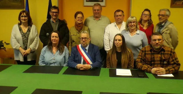 photo  les conseillers présents vendredi soir. assis : sarah van praet, yves bigot, laura dumoulin, christophe pressart. debout : anne-marie matelot, james becht, véronique wiesinger, xavier noël, christophe bailleul, béatrice le puil, aurélie hobon, alain chantelauze.  &copy;  ouest-france 