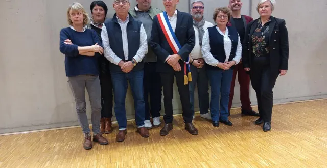 photo  daniel raverdy, nouveau maire de longuenée-en-anjou entouré de ses huit adjoints.  &copy;  co 