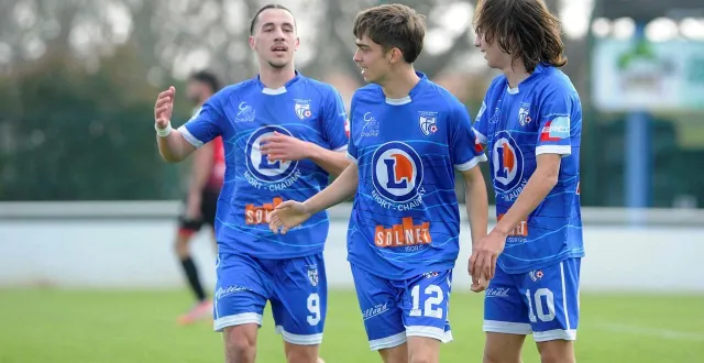 photo  chauray, stade municipal, hier après-midi. enzo dugleux, ilian coirault et noé bisson célèbrent un large succès qui les rapproche un peu plus du championnat de régional 1.  &copy;  co – christophe bernard 