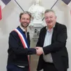 photo  yohann bouillon reçoit l’écharpe de maire des mains d’alain lecointe. 