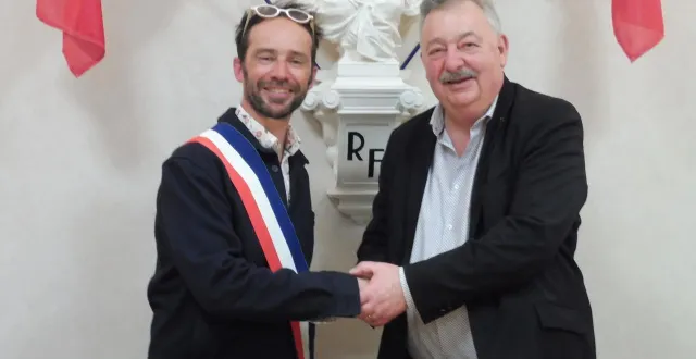 photo  yohann bouillon reçoit l’écharpe de maire des mains d’alain lecointe.  &copy;  co 