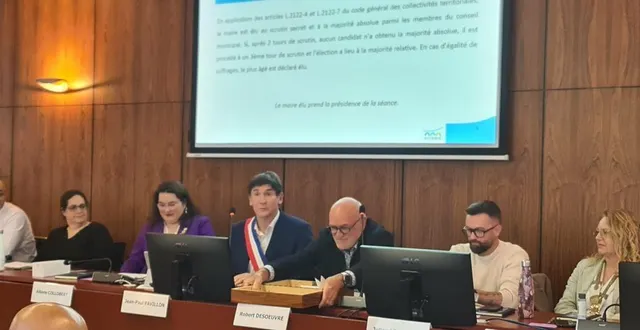 photo  jean-paul pavillon réélu maire des ponts-de-cé, entouré d’une partie du conseil municipal.  &copy;  co 