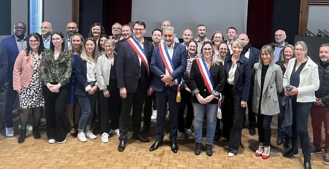 photo  les 33 élus de verrières-en-anjou réunis à la fin du conseil d’installation, marquant le lancement du nouveau mandat.  &copy;  co 