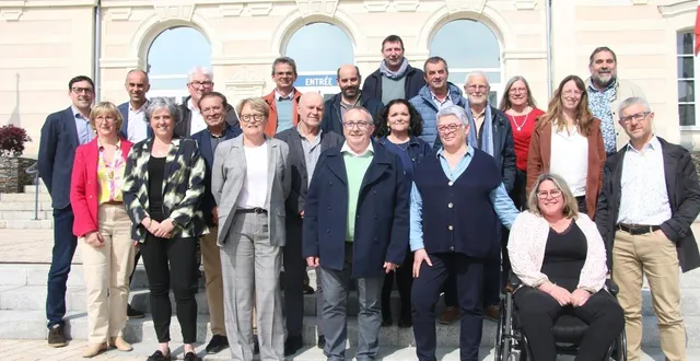photo  le nouveau bureau municipal de segré-en-anjou-bleu (manque jean-claude granier).  &copy;  co - marie-hélène moron 