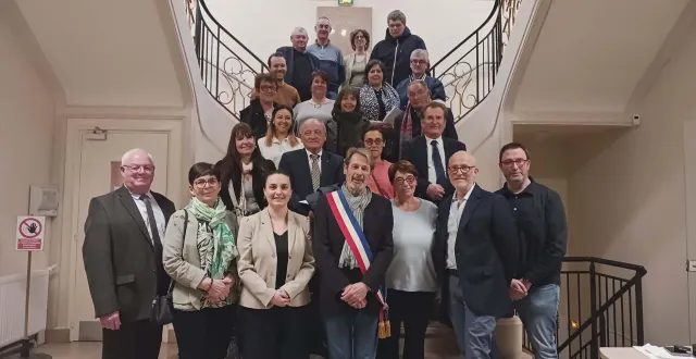 photo  au premier rang, le maire et ses six adjoints, avec de gauche à droite : michel bigot, marie-christine liard, marie tessier, philippe touchain (maire), isabelle routier, éric poujol-luraschi et luc béquet, entourés de l’ensemble des élus siégeant au conseil municipal.  &copy;  ouest-france 