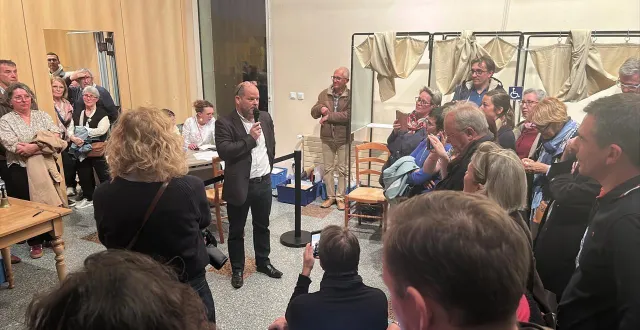 photo  mickaël juigné, au micro, vainqueur des élections municipales 2026 à yvré-l’évêque (sarthe), au second tour, dimanche 22 mars 2026.  &copy;  ouest-france 