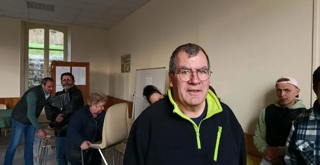 photo  éric tranchant est élu avec trois voix d’avance à pervenchères.   &copy;  ouest-france 