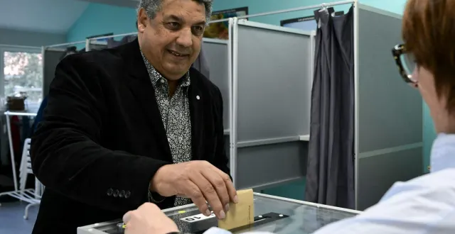 photo  serge blanco vote lors du second tour des élections municipales à biarritz, le 22 mars 2026.  &copy;  philippe lopez/afp 