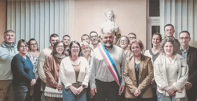photo  le maire laurent dupuis, entouré du conseil municipal renouvelé avec 16 nouveaux conseillers et trois de la mandature précédente.  &copy;  co 
