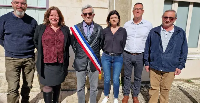 photo  alain champeil, nouveau maire de champdeniers, entouré de ses adjoints (de gauche à droite) cyrille rayneau, cindy remondeau, sylvie pigeau, emmanuel bonneau et jean-pierre bluteau.  &copy;  co 