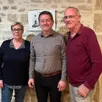 photo  emmanuel demougeot, maire de cours, entouré de ses deux adjoints huguette schoulevitz et christian ribardière.  