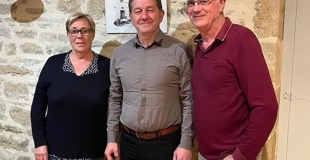 photo  emmanuel demougeot, maire de cours, entouré de ses deux adjoints huguette schoulevitz et christian ribardière.   &copy;  co 