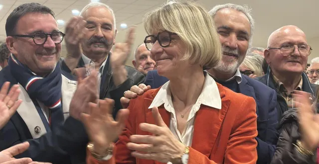 photo  entourée de ses parents, ses colistiers et les habitants qui la soutiennent, la députée véronique louwagie célèbre sa victoire aux élections municipales 2026 de l’aigle.  &copy;  ouest-france 