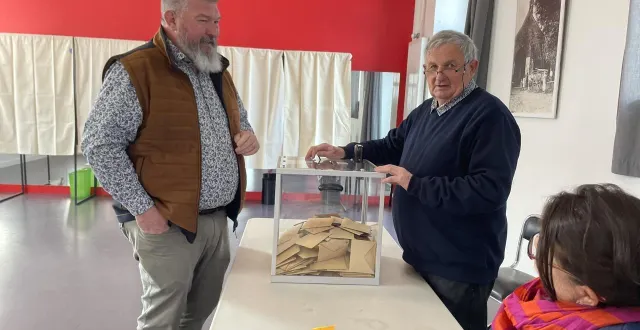 photo  la varenne, dimanche 22 mars 2026. teddy tramier a voté à 11 h 10 à la varenne.  &copy;  co – dany deltombe 