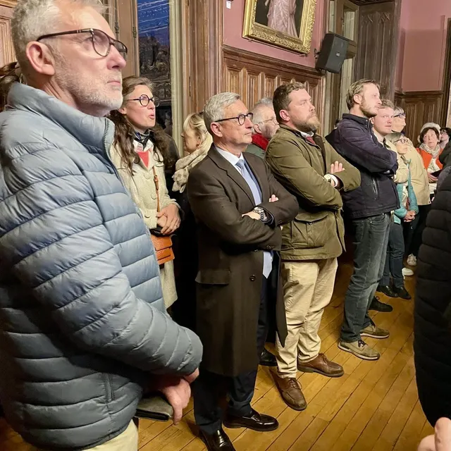 Saumur, dimanche 22 mars 2026. Bertrand Chandouineau, tête de liste de Saumur au coeur (divers droite), les yeux rivés sur le tableau des résultats. CO photo saumur, dimanche 22 mars 2026. bertrand chandouineau, tête de liste de saumur au coeur (divers droite), les yeux rivés sur le tableau des résultats. © co