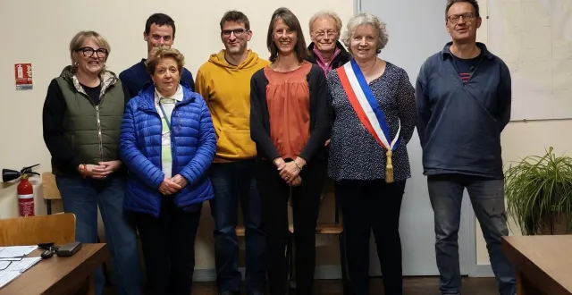 photo  le nouveau conseil en place avec la maire marie-emmanuelle saintier (il manque trois élus sur la photo).  &copy;  co 