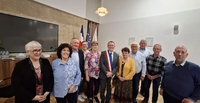 photo  claude boisson entouré de ses adjoints et des délégués, entame un deuxième mandat de maire.  &copy;  co 