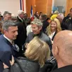 photo nicolas chénéchaud, félicité par ses soutiens, l'emporte largement aux sables-d'olonne à l'issue du second tour des élections municipales, dimanche 22 mars 2026.