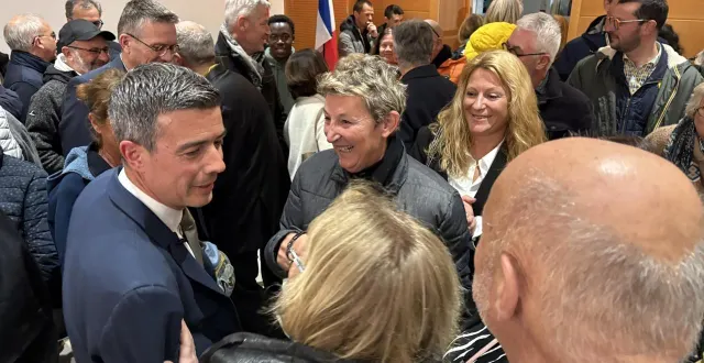photo  nicolas chénéchaud, félicité par ses soutiens, l'emporte largement aux sables-d'olonne à l'issue du second tour des élections municipales, dimanche 22 mars 2026.  &copy;  ouest-france 