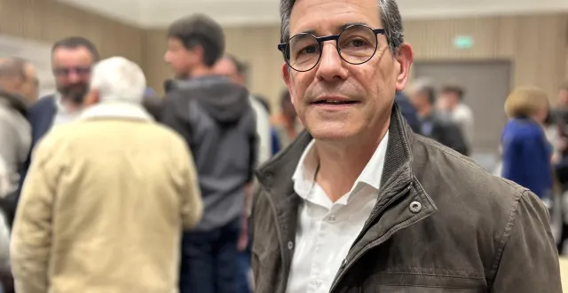 photo  laurent froger remporte le scrutin. il remplacera marie-madeleine monnier à la mairie de chalonnes.  &copy;  co - emmanuel poupard 