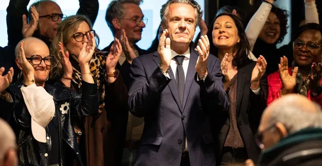 photo  angers, dimanche 22 mars 2026. christophe béchu vient d’annoncer les résultats, entouré de ses colistiers. il est chaleureusement ovationné dans le parking de l’hôtel de ville.  &copy;  co - régine lemarchand 