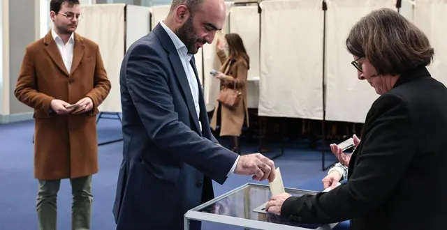 photo  angers, dimanche 22 mars 2026. arash saeidi (lfi) n’a pas pu maintenir sa liste angers populaire pour le second tour. il votait ce dimanche soir à l’hôtel de ville.  &copy;  co - régine lemarchand 