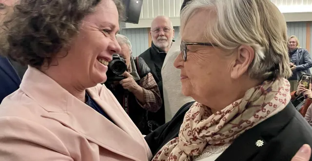 photo  christine roimier (à droite) a félicité la future maire d’alençon, sous le regard ému du père ému de sophie douvry.  &copy;  ouest-france 