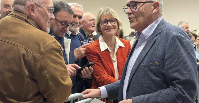 photo  quelques minutes avant la proclamation des résultats, le maire sortant philippe van-hoorne était aux côtés de véronique louwagie, son binôme dans la politique locale.  &copy;  ouest-france 