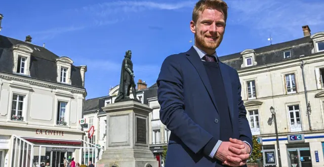photo  romain lemoigne s’installe à la mairie de la flèche pour six ans.  &copy;  photo le maine libre – denis lambert 