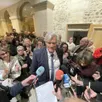 photo  le mans, dimanche 22 mars 2026. stéphane le foll applaudi par ses troupes dans le hall de la mairie. 