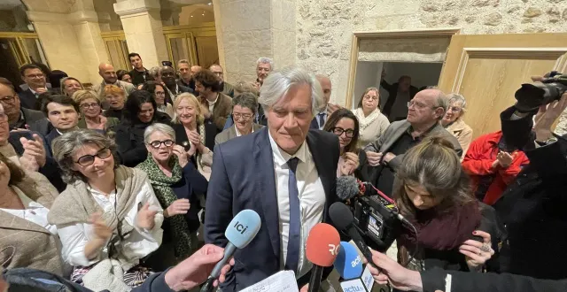 photo  le mans, dimanche 22 mars 2026. stéphane le foll applaudi par ses troupes dans le hall de la mairie.  &copy;  le maine libre 