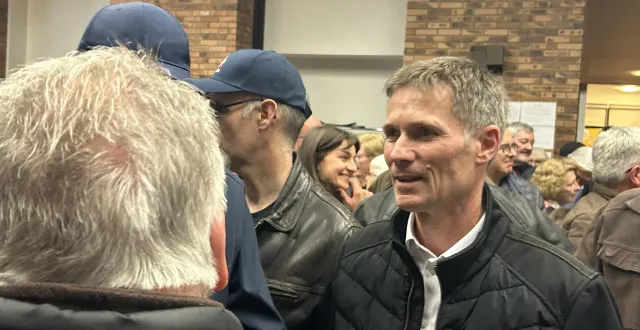 photo  le candidat divers gauche olivier lefeuvre quelques minutes après sa victoire à la mairie de donges (loire-atlantique), dimanche 22 mars 2026.  &copy;  ouest-france 