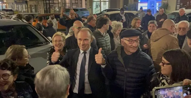 photo  benoît nicolardot dans un bain de foule, à l’annonce de sa victoire.  &copy;  le maine libre 