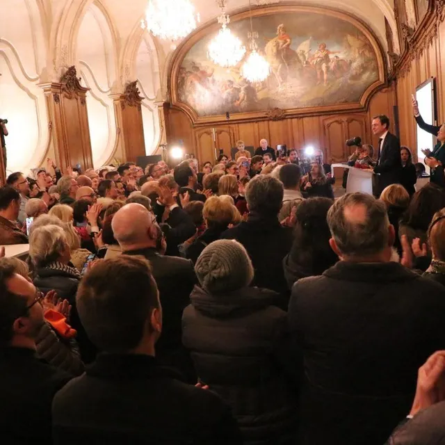 photo l’hôtel de ville était plein, notamment de public venu féliciter le maire sortant de caen (calvados) aristide olivier, dont la liste est arrivée en tête du second tour des élections municipales, dimanche 22 mars 2026.  ©  ouest-france