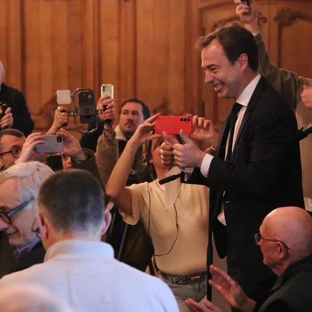 photo les pouces levés, aristide olivier, jubilant au soir de sa victoire, dimanche 22 mars 2026, à caen.  ©  ouest-france