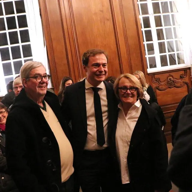 photo le plein de selfies, après un discours de victoire plein d’émotion à l’hôtel de ville pour aristide olivier, maire sortant de caen, vainqueur du second tour des élections municipales le dimanche 22 mars 2026.  ©  ouest-france