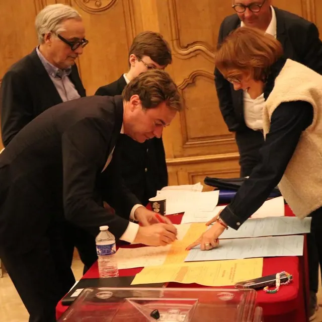 photo quelques dernières signatures au bureau de vote de l’hôtel de ville, avant de filer sur les plateaux tv et radio… puis faire la fête avec son équipe, pour aristide olivier, gagnant du second tour des élections municipales 2026 à caen (calvados).  ©  ouest-france