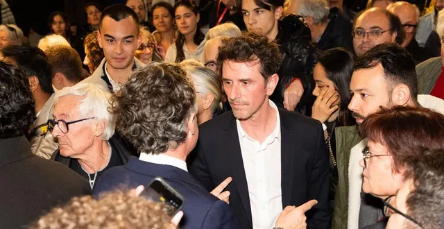 photo  angers, le 22 mars au soir. romain laveau félicite christophe béchu après la promulgation des résultats des élections municipales 2026.  &copy;  co - régine lemarchand 