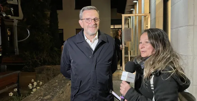 photo  philippe bolo vient d’engranger 47 voix de mieux que la maire sortante caroline houssin-salvetat. il livre ses premières impressions à élodie prin, journaliste angers télé.  &copy;  co 